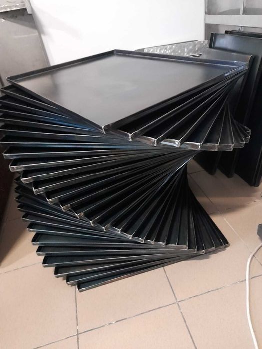 Tavi din inox si tabla neagra  patiserie/ panificatie