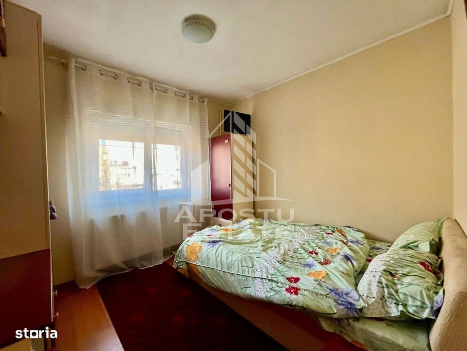 Apartament cu 3 camere, 2 bai, etaj intermediar, zona Aradului