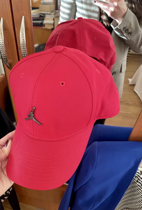 Унисекс оригинална шапка с козирка Jordan в червен цвят