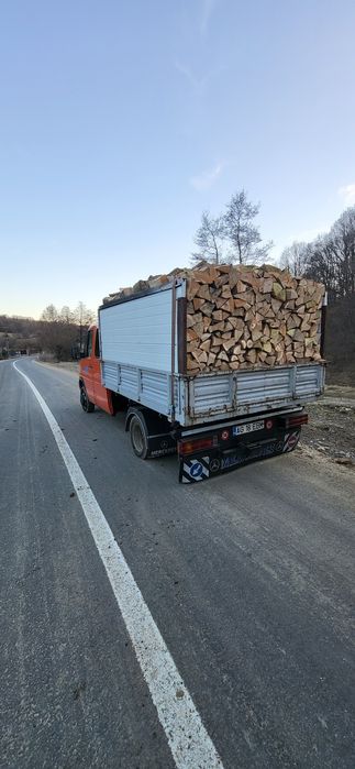 Lemne de foc tăiate și sparte