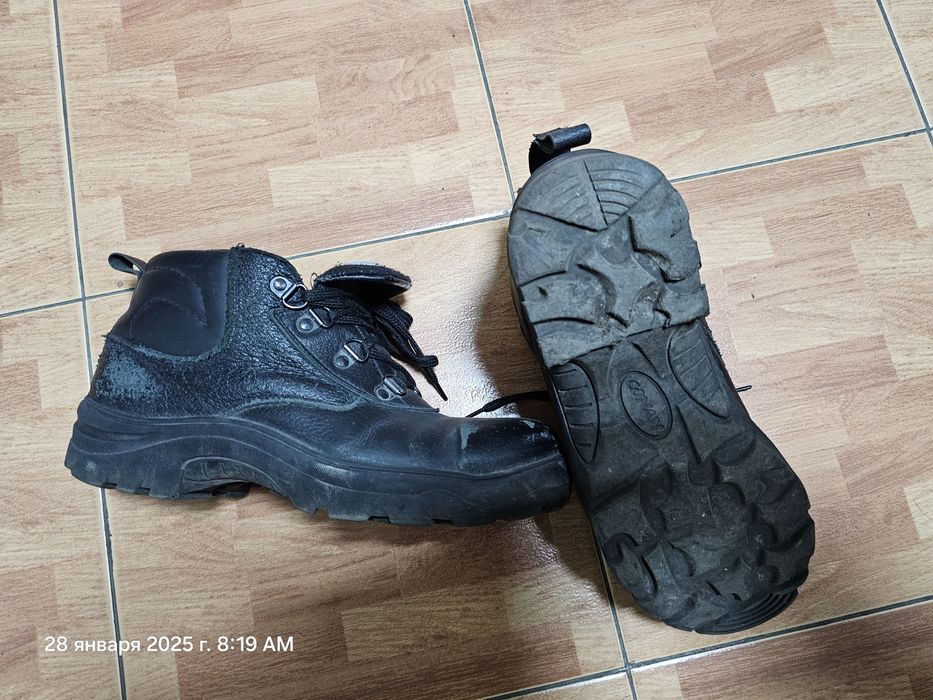 Продам рабочие ботинки  б у,р40