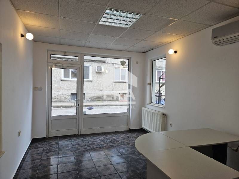 Дава се под наем Промишлена сграда в Ловеч, Център - 65 кв.м за 318.75 € - Снимка #2