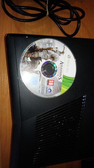 Конзола Xbox 360 С Джойстик кабели и игра Assasins creed 3