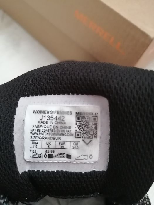 Продавам дамски туристически обувки Merrell 38 номер