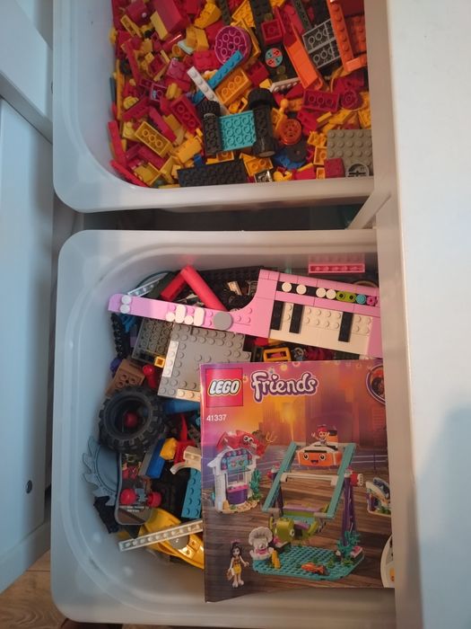 Piese LEGO de diferite forme și culori