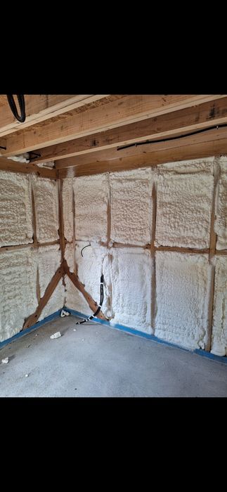 Izolatii cu spuma poliuretanica 30lei m2