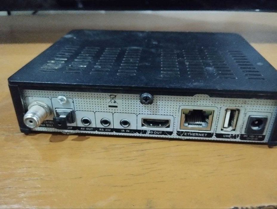 Продам спутниковый тюнер HDBOX  S 200