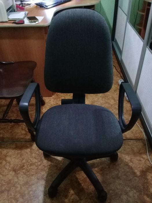 Продам кресло офисное, стол компьютерный
