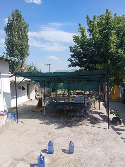 Chuqursoyda 8 xona uy sotiladi 2qavat.