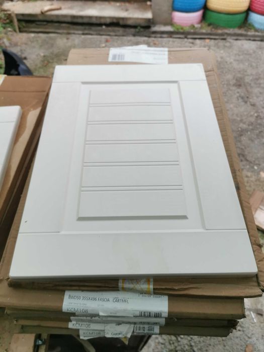 Fete Mobila Lot 95 buc MDF colantat Cartmel Shaker Kitchen Tongue & Groove valoare factura £4,860.63 fac schimburi cu diverse