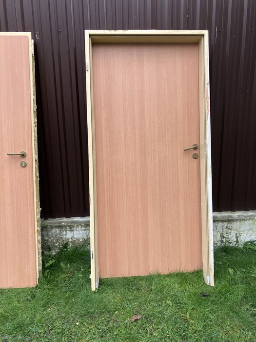 Usi MDF cu toc metalic vopsit.