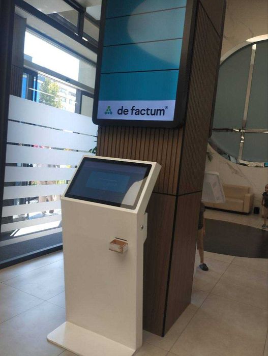 Горизонтальный сенсорный инфокиоск 43"43" 55  - без зад дёжка !