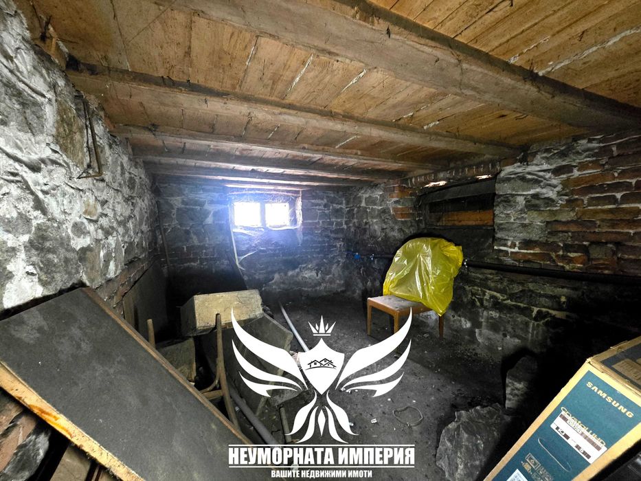 Продавам тристаен апартамент РЗП 172кв.м.на втори етаж с изба и таван в гр.Пловдив, широк център