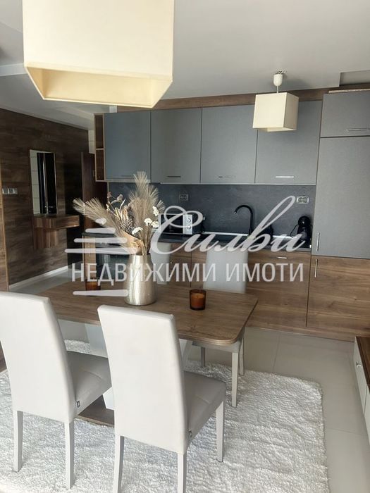 Продава се Тристаен апартамент в Шумен, Център - 125 кв.м за 725 €/кв.м - Снимка #2