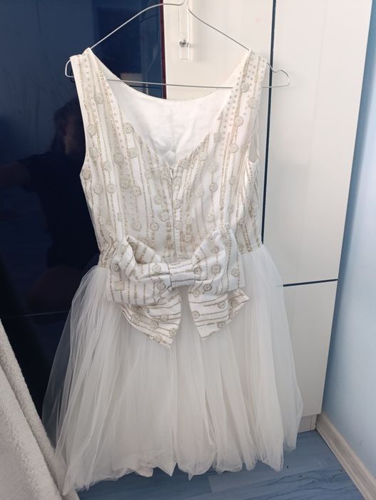 Бяла рокля Junona с тюл и голяма панделка на гърба