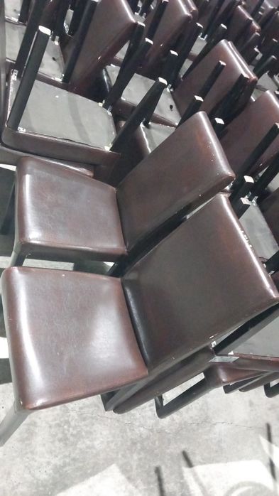 Vând scaune de metal sau îmbrăcate în piele folosite