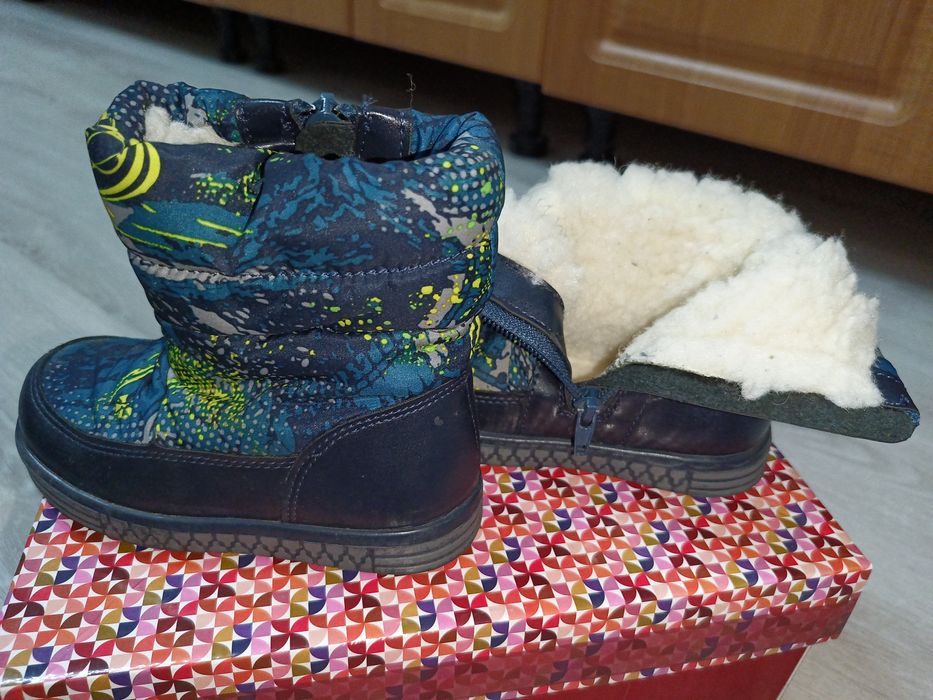 Продам детскую обувь