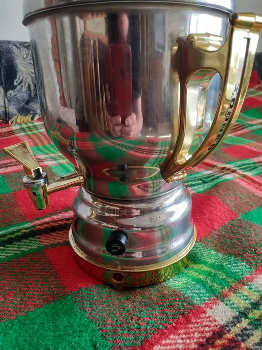 Самовар за гореща вода, чай, кафе и други напитки.