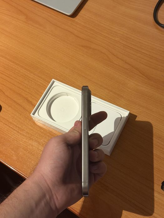 Iphone 15 Pro,cititi descrierea.