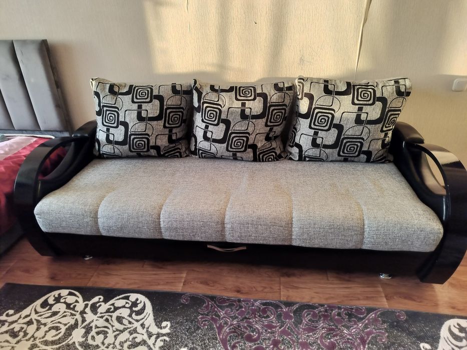 Диван серый с подушками