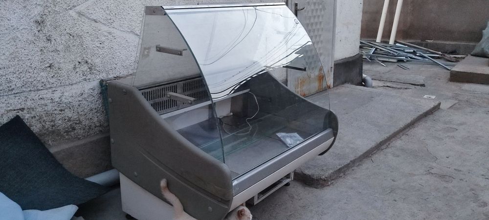 Витриный холодильник