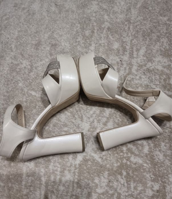 Дамски сандали с висок ток