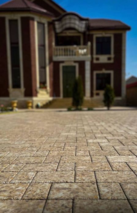 Брусчатка с эффектом мрамора, прочная и красивая.