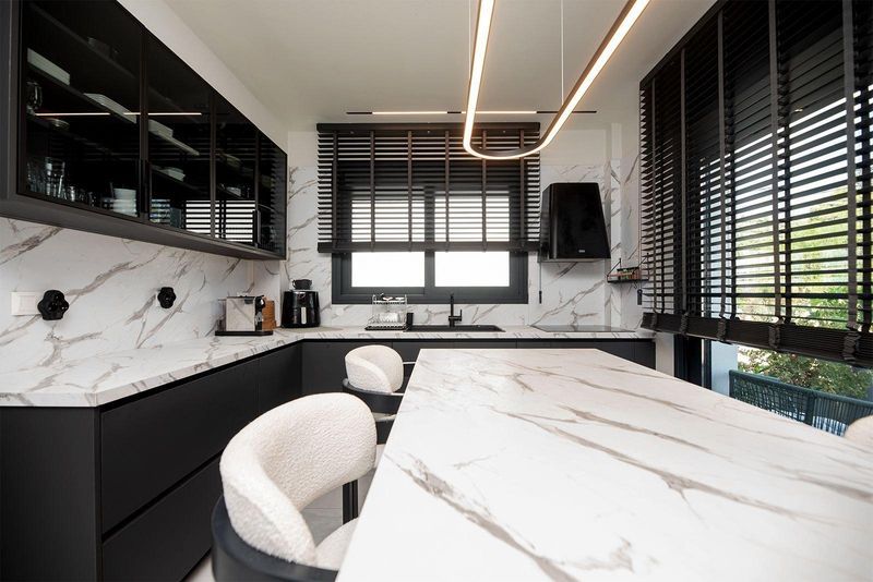 Продава се Къща в София, Иван Вазов - 284 кв.м за 2747 €/кв.м - Снимка #2