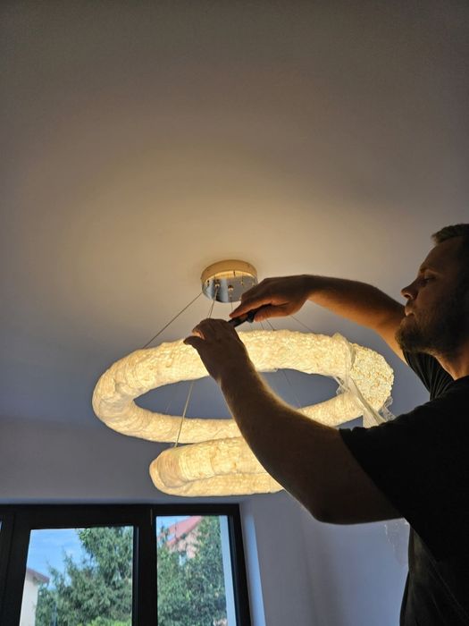 Electrician autorizat execut lucrări de instalații electrice