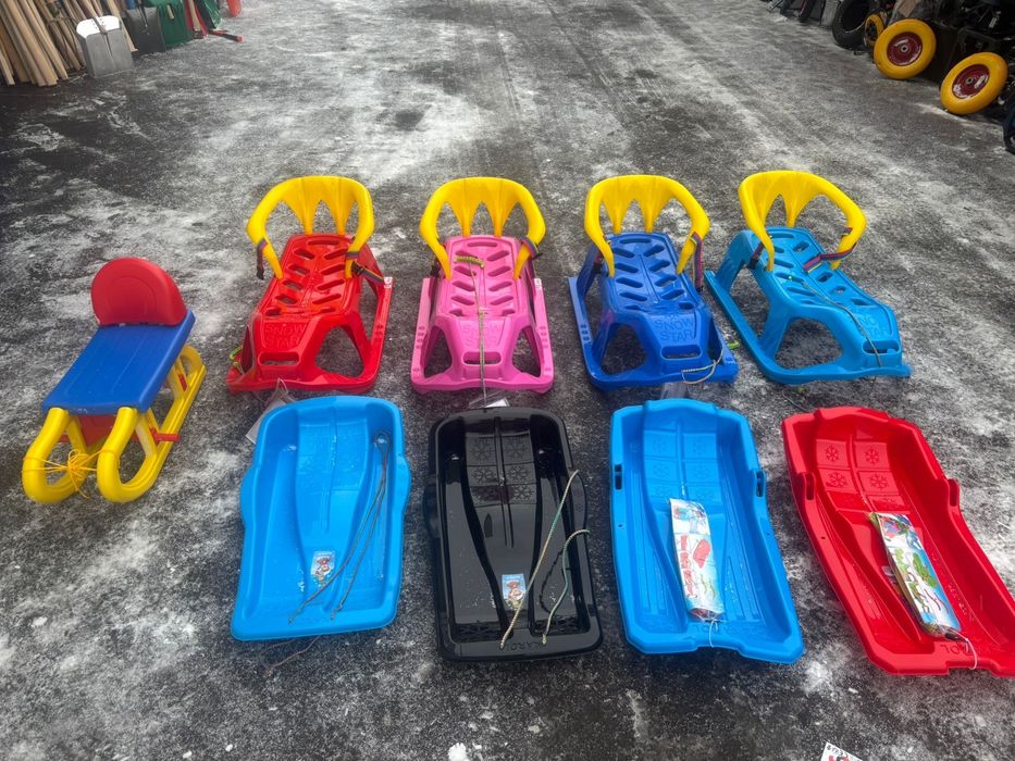 Sanie plastic Polonia cu spătar galben si bob cu frână și fără frână .