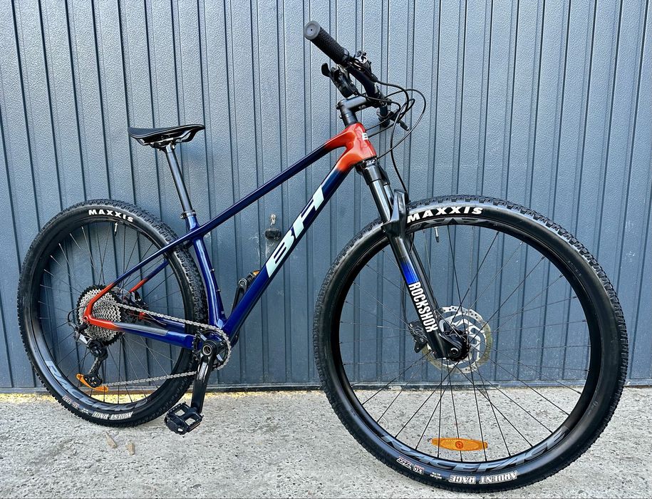 Vând bicicleta BH Ultimate Carbon R.C 7.5, roti 29,cadrul SM, 1x12