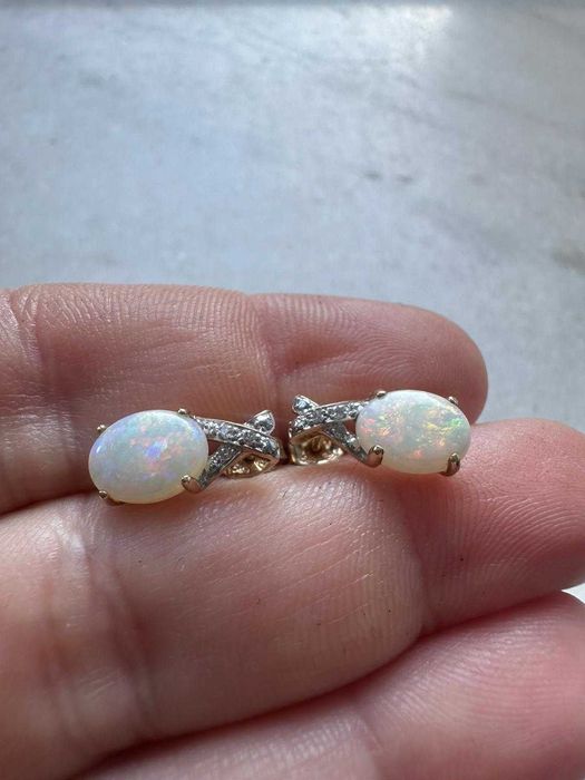 Pereche de cercei din aur, decorată cu opale și diamante