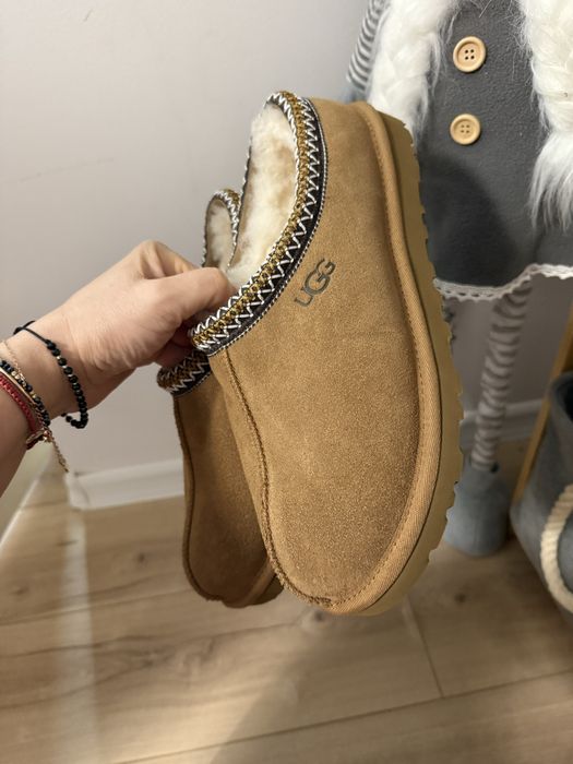 Ugg Tasman noi cu eticheta