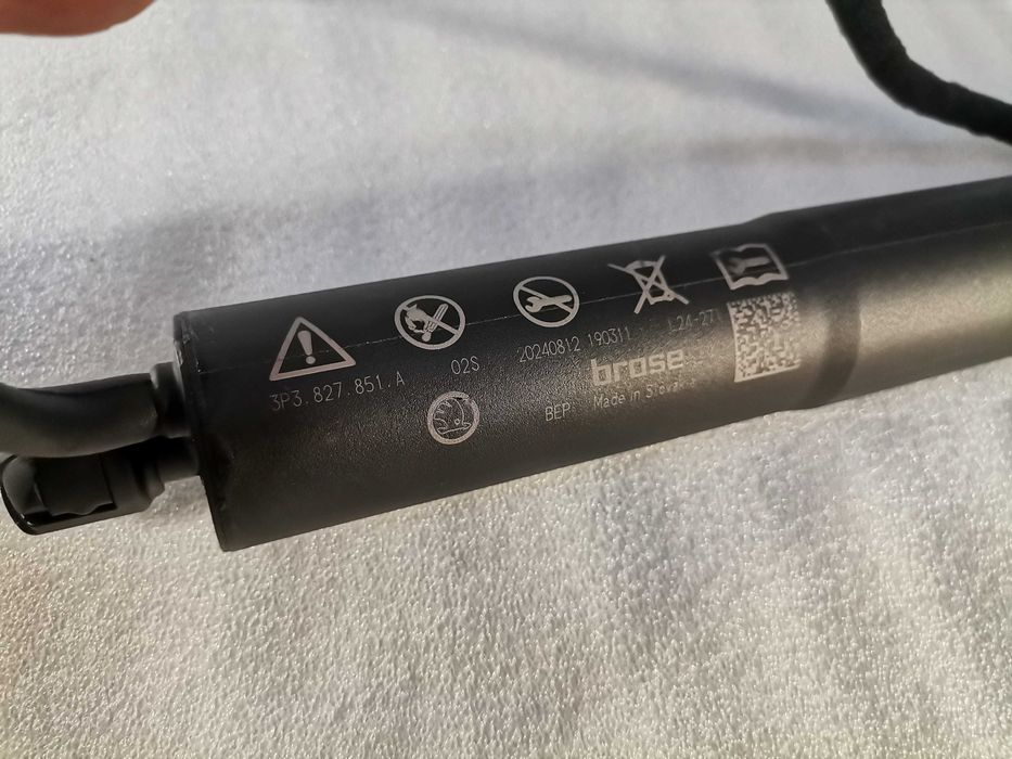 3P3827851A Нов Електрически Амортисьор Skoda SuperB IV