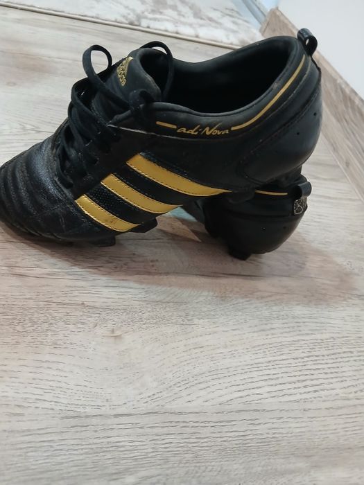 Vând ghete de fotbal Adidas
