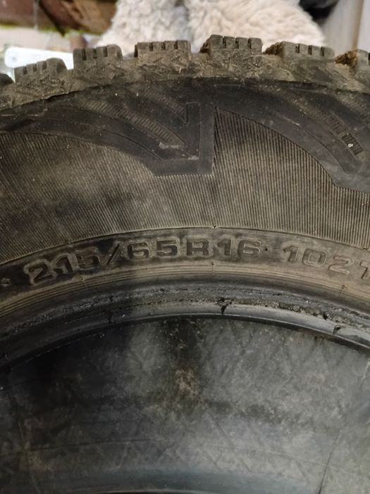 Продам 2 б/у шины шипованые