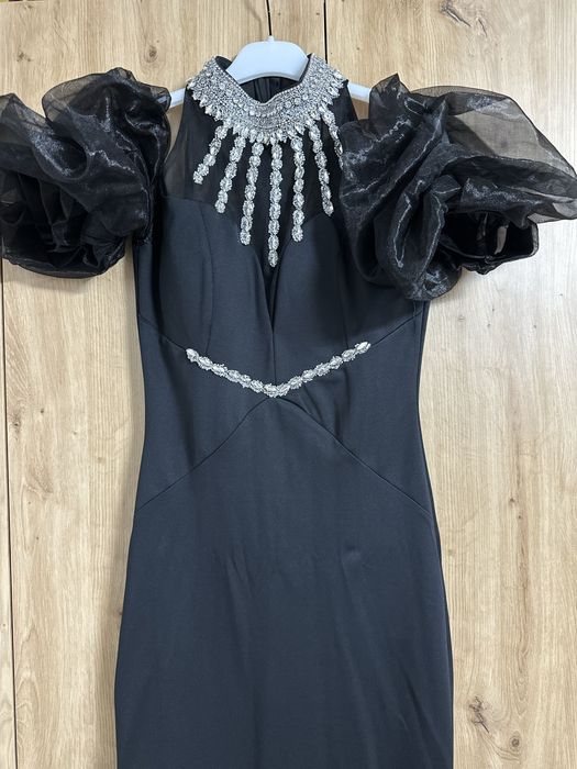 Rochie elegantă, neagra cu pietre si mâneca bufanta din voal,