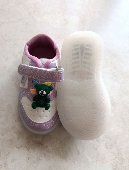 Продам детские кроссовки