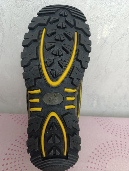 Продается обувь,оригинал получали по почте из заграницы,осень зима