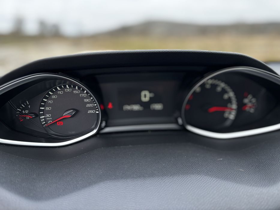 Автомобил Peugeot 308 SW 1.2 бензин