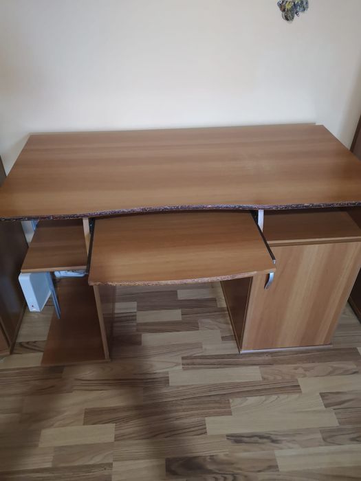 Vând birou și dulap mic