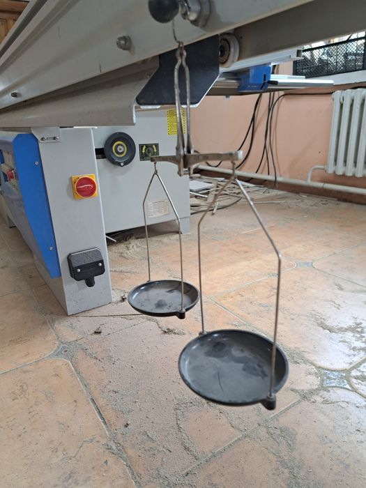 Продам маленькие весы вместе с гирьками