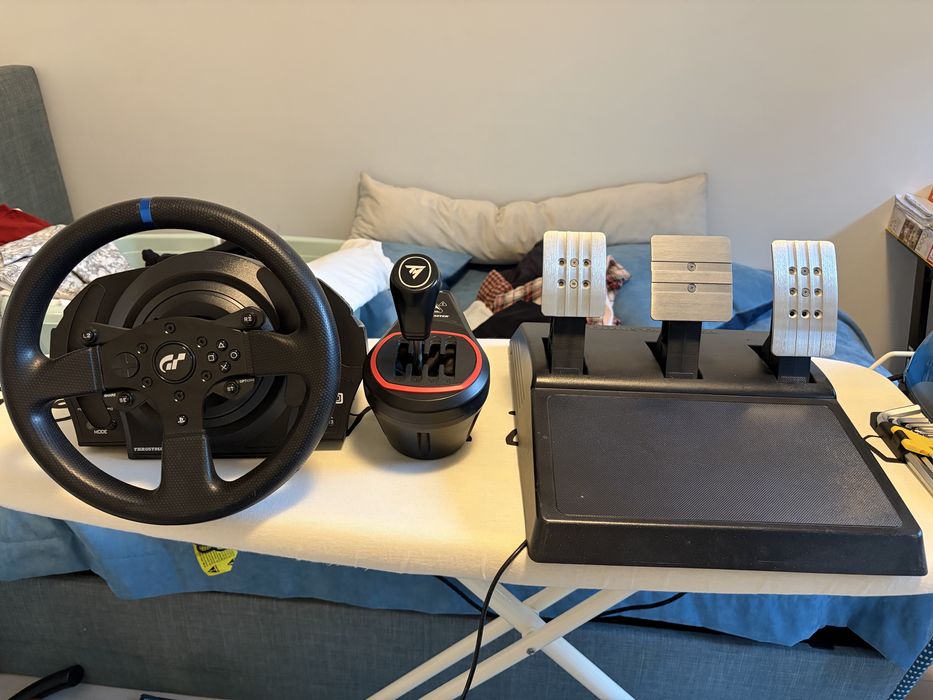 Волан Thrustmaster T300 + скоростен лост Thrustmaster