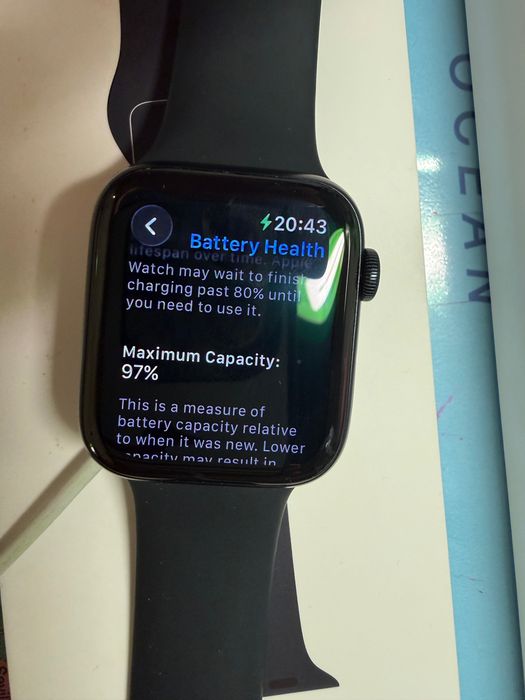 Продавам Apple Watch SE2