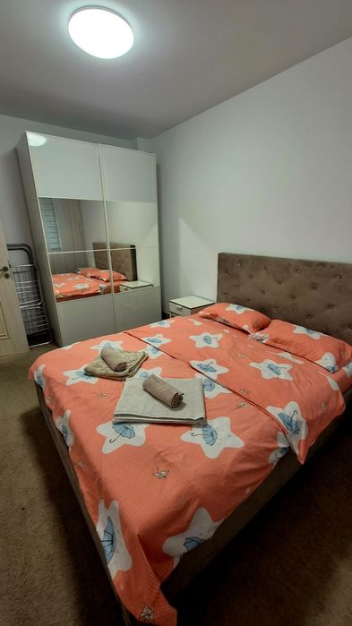 Închiriez apartament cu 2 camere,  str Onestilor 400 Euro