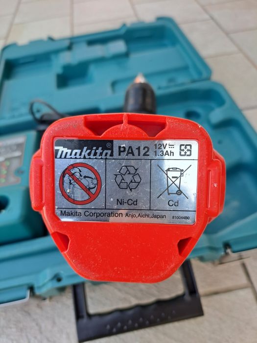 Masina de gaurit Makita 8271D, 2 baterii