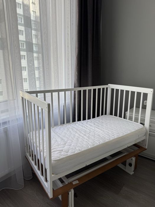 Продам детскую кровать с маятником