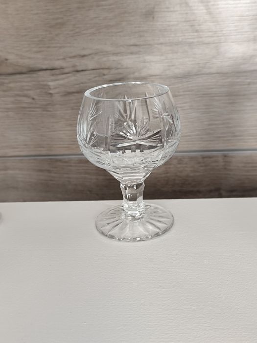 Кристални чаши за коняк и вино.