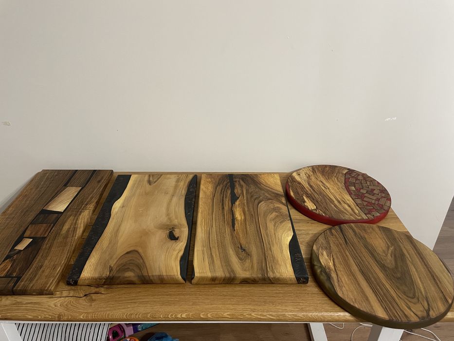 Vand tocatoare/platouri din lemn de nuc si rasina