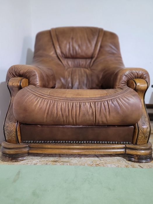 Vînd două fotolii piele.